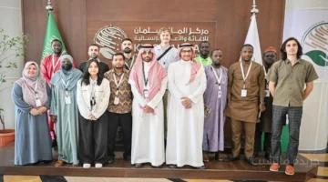 طلاب مجمع الملك سلمان للغة العربية يرون في مركز الإغاثة كيف تصبح الكلمة جسراً للمساعدات الدولية. 1